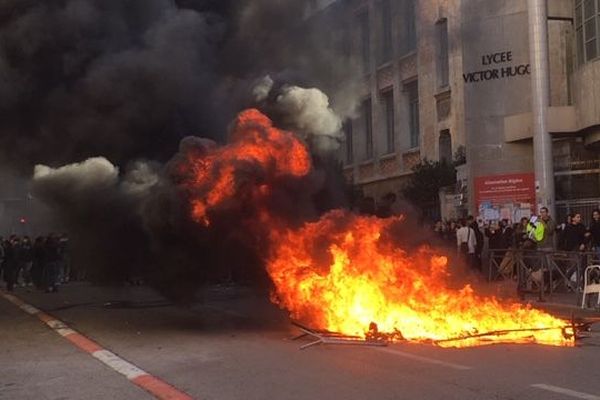 Poubelles incendiées devant le lycée Victor Hugo