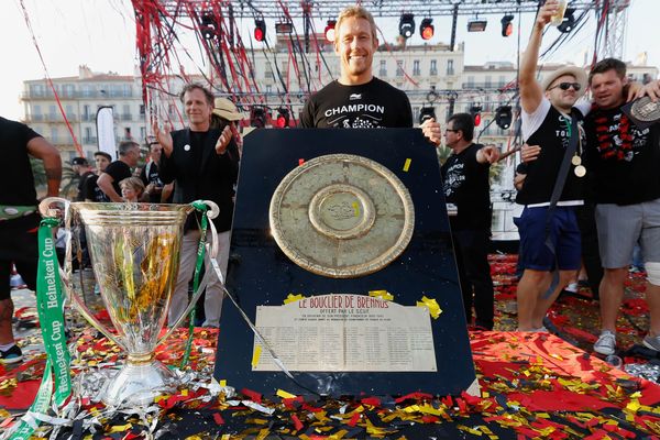 Jonny Wilkinson dimanche à Toulon avec le bouclier de Brennus et la coupe du Top 14.