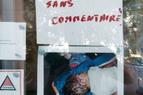 La photo des enfants trempés de sueur affichée à l'entrée de l'école maternelle nîmoise.