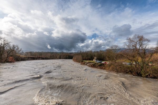 Le niveau de l'Arve au Pont Neuf, à Reignier-Esery (Haute-Savoie), le 13 décembre 2023 alors que le département vient d'être rétrogradé en vigilance jaune pour risque de crues.