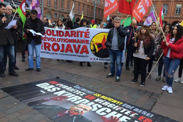 Environ 300 personnes ont manifesté ce samedi place du Capitole à l'appel du conseil démocratique kurde en France, contre les agissements de la Turquie dans la ville d'Afrine dans le nord-ouest de la Syrie. 