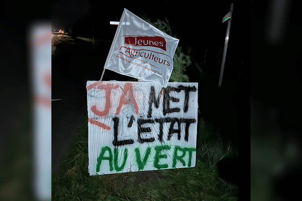 Les Jeunes agriculteurs de l'Eure ont recouvert de branches des radars pour dénoncer les normes environnementales jugées inadaptées.