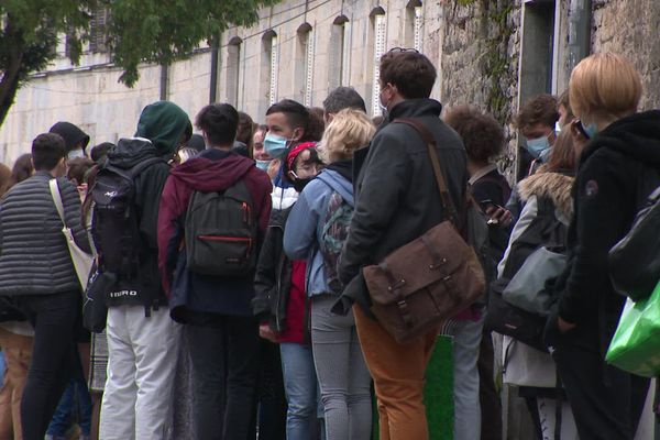 Manifestation des lycéens de Pasteur à Besançon, inquiets de la difficulté de respecter le protocole sanitaire