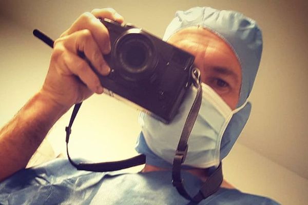 Depuis deux ans, le photographe picard Pascal Bachelet travaille dans plusieurs hôpitaux des Hauts-de-France et de Paris sur les femmes médecins.