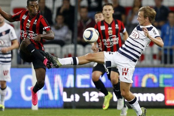 Le bordelais Clément Chantome aux prises avec le niçois Nampalys Mendy lors du match à Nice le 23 septembre 2015 