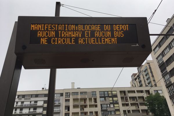 Il n' y avait pas de bus ni de tram en circulation ce samedi matin au Mans.