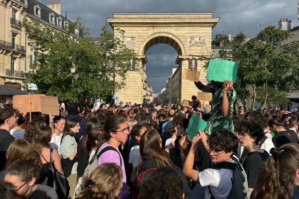 Le rassemblement contre le racisme et l'extrême droite place Darcy à Dijon avait réuni près de 200 personnes le 10 juin, beaucoup d'étudiants avaient répondu à l'appel.