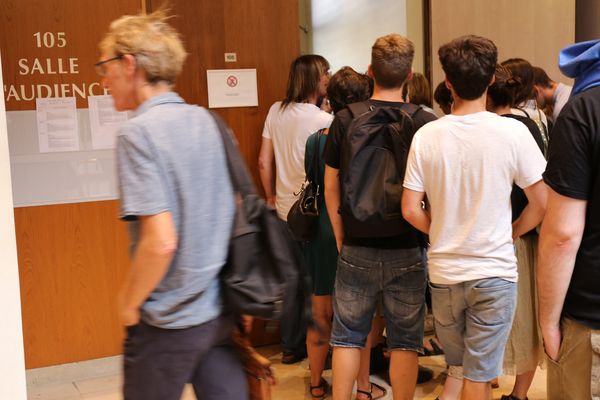 Devant la salle d'audience du Tribunal correctionnel de Rennes, le public tend l'oreille pour écouter les débats. Cinq jeunes sont accusés d'avoir agressé un policier au cours d'une manifestation.