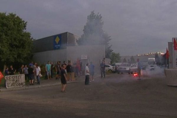 Rassemblement d'une vingtaine de salariés devant l'entreprise Loomis, des fumigènes ont été lancé - Mardi 6 août 2013