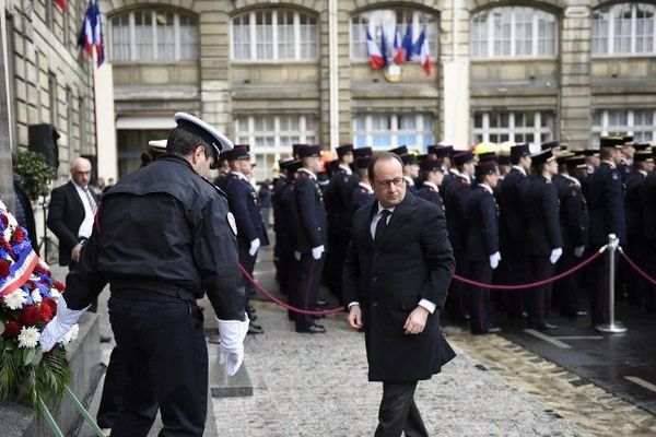 François Hollande présente 7 janvier 2016pour la première fois ses voeux aux forces de sécurité depuis la préfecture de police de Paris. 