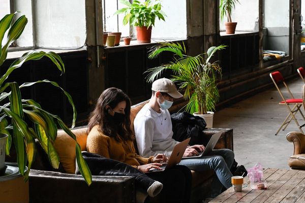 Deux étudiants travaillant sur leurs ordinateurs à Mulhouse (Haut-Rhin), le 19 février 2021. 