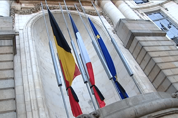 Les drapeaux dont le belge sont en berne à l'hôtel de ville de Rennes en hommage aux victimes des attentats de Bruxelles