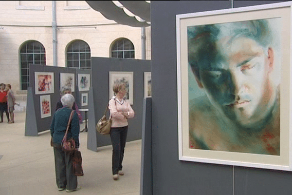 La troisième édition de la biennale "Aquarelle autrement" se déroule jusqu'au 24 avril à la halle aux blés d'Alençon