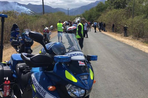 Dans le col de la Pirogue après l'accident qui a coûté la vie à un coureur du Tour de Nouvelle-Calédonie