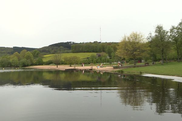 Le plan d'eau de la Courtille va bientôt être vidé pour traiter le problème de cyanobactéries, le 29 avril 2024, à Guéret.