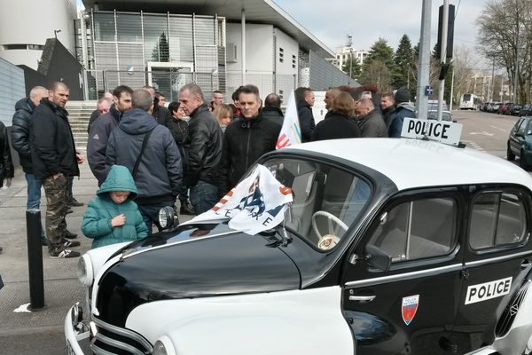 Manifestation de policiers, jeudi 9 février 2017, devant le Commissariat de Police de Limoges