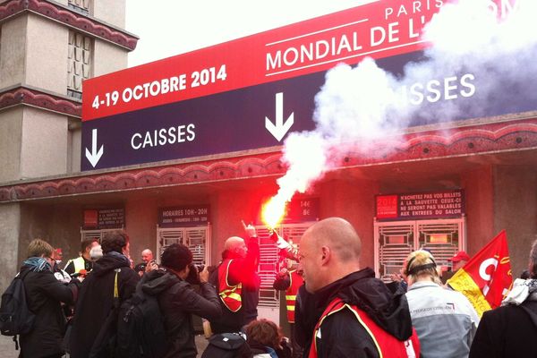 200 à 300 salariés de l'industrie automobile ont manifesté jeudi devant le Mondial de l'automobile