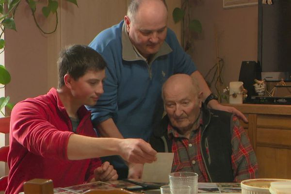 Chez les Gilibert, "on a l'agriculture dans la peau". Trois générations d'agriculteurs dans le Vercors Drômois, Régis le grand-père, Pascal le fils et Benoît la 3ᵉ génération. Janvier 2024