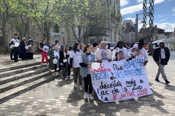 Une trentaine de personnes était rassemblée pour soutenir la mère endeuillée.