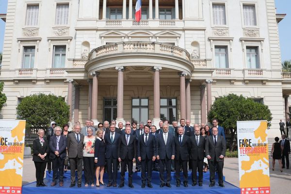 La photo officielle des signataires de la Déclaration de Nice