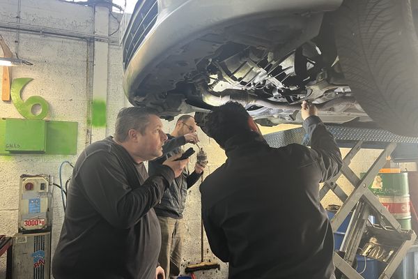 Dans ce self garage de Clermont-Ferrand, on apprend à réparer sa voiture soi-même.