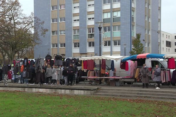 Le marché du mardi matin dans le quartier de Perseigne à Alençon (Orne)