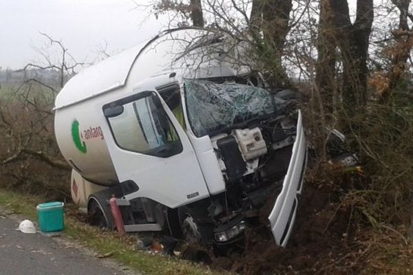 La camion transportant du gaz accidenté ce mardi matin.