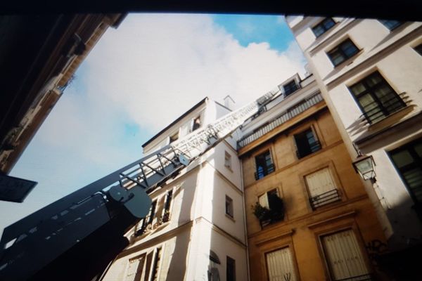 Une cinquantaine de pompiers sont intervenus ce mercredi matin dans le quartier des Halles pour un sinistre qui a fait un mort et plusieurs blessés. 