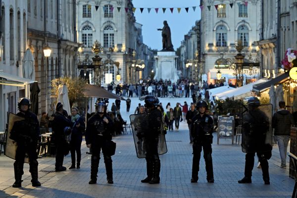 Nancy 30 juin 2024. La police nationale empêche une cinquantaine de personnes d'un groupuscule identitaire d'extrême droite, vêtues de noir et cagoulées, de se rendre sur la place Stanislas.