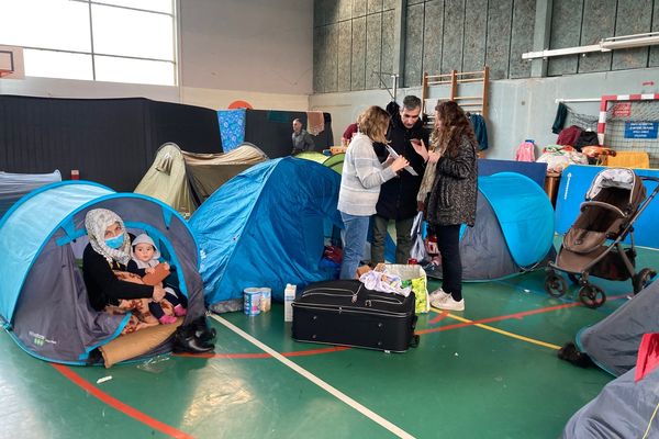 Conditions de vie précaires pour les migrants du squat du gymnase de la Poterie à Rennes