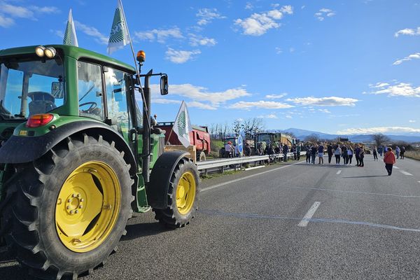 A Carbonne en Haute-Garonne ou ici à Pamiers sur la RN 20 en Ariège, les agriculteurs s'apprêtent à bloquer les routes.