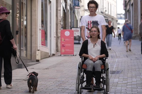 Lya doit recevoir son nouveau fauteuil roulant électrique au mois de novembre 2023.