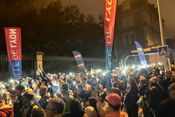 Les participants au départ du 10km du Lyon Urban Trail by night.