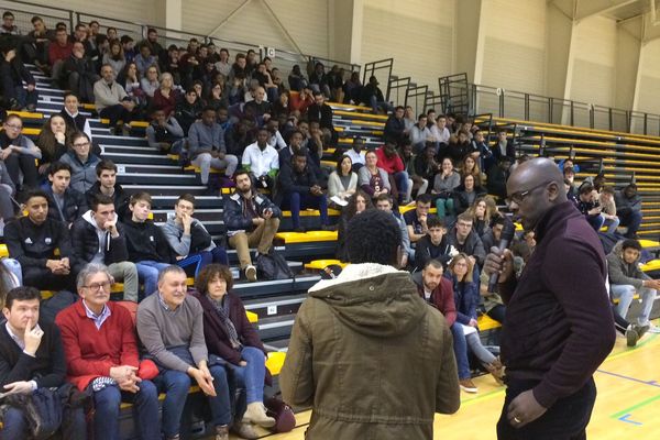 Lilian Thuram intervient dans les établissements, comme ici au Puy-e-n-Velay (43), pour lutter contre le racisme.
 