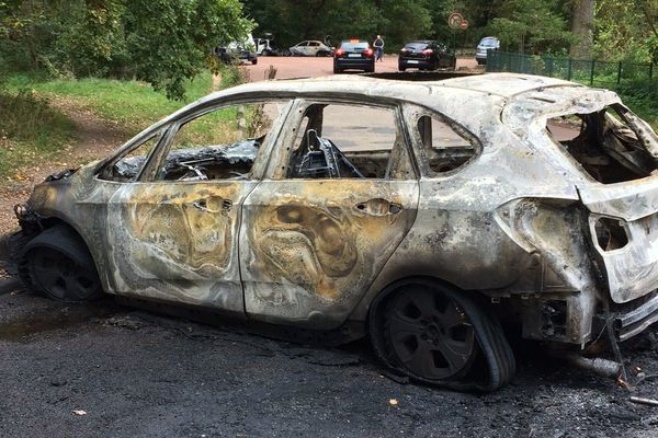 Trois voitures ont été incendiées jeudi en marge d'un congrès de directeurs des ressources humaines.