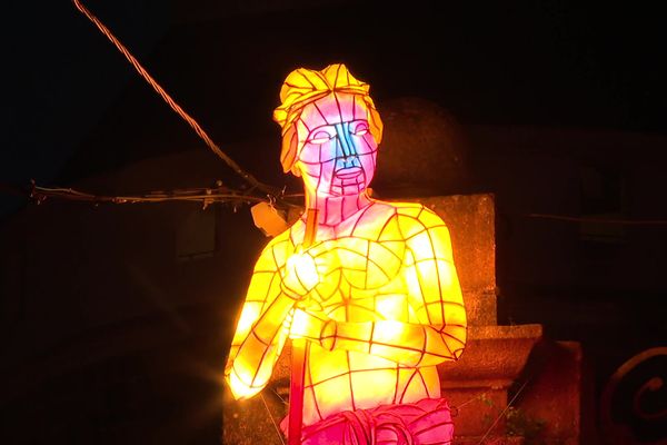 Des sculptures lumineuses peuplent les rues du centre-ville de Nantes (Loire-Atlantique), pour la troisième édition du Voyage en hiver, qui se tient du 23 novembre au 5 janvier.