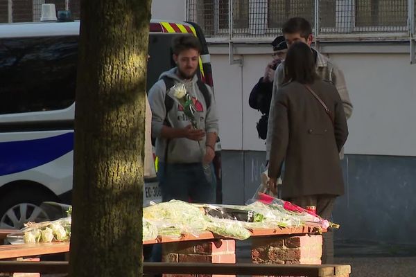 Un moment de recueillement samedi 14 octobre 2023, devant le lycée Gambetta d'Arras