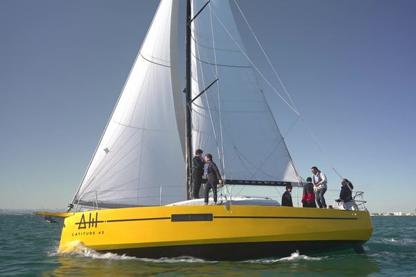 Le Kaori, voilier de course-croisière, accueille à son bord des jeunes placés par la justice, le temps d'une sortie en mer.