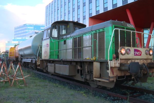 Trois trains laveurs circulent sur les rails des Pays de la Loire pour nettoyer les amas de feuilles mortes en automne.