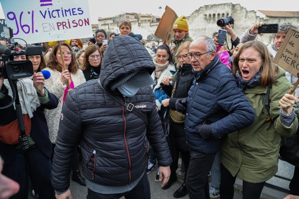 Le 19 décembre 2024, jour de l'annonce du verdict du procès des viols de Mazan, ambiance devant le palais de justice d'Avignon, un accusé hué par la foule.