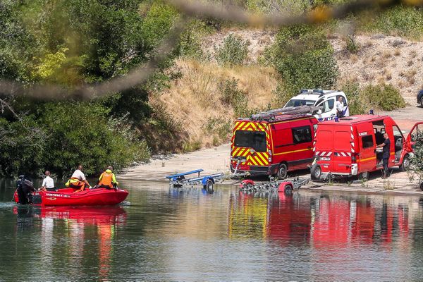 Avignon (Vaucluse) - îles Piot où le corps de Sarah, 11 ans, repêché dans le Rhône a été ramené par les pompiers-plongeurs - 23 juillet 2020.