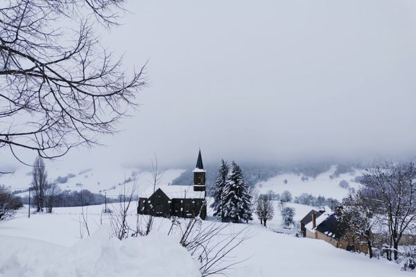 Sur le plateau de l'Aubrac (Lozère), plus de 80 centimètres de neige sont tombés en l'espace de 12 heures. 