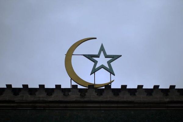  Le croissant de lune et l'étoile, symboles de l'islam, sur un mur de la grande mosquée de Paris, le 9 janvier 2015.