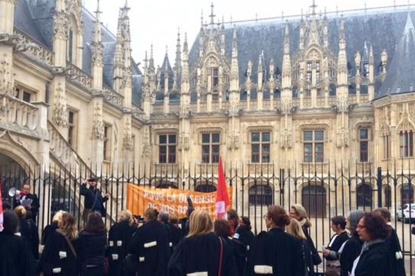 Les avocats en grève devant le Palais de Justice de Rouen lundi 26 octobre 2015.