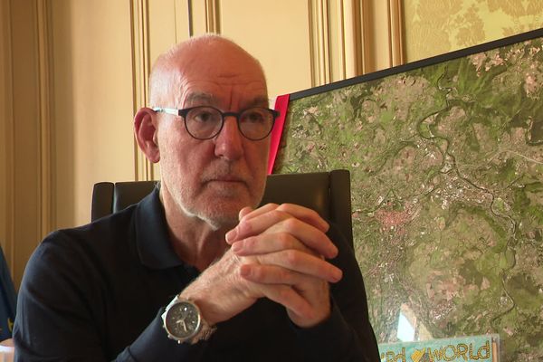 Michel Chapuis, le maire du Puy-en-Velay, qualifie les écoutes révélées dans la presse de "piratage" et d'"espionnage".