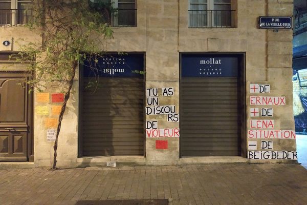 La librairie Mollat à Bordeaux a vu ses murs couverts de tags par le collectif Collages féministes Bordeaux pour protester contre la venue de Frédéric Beigbeder.