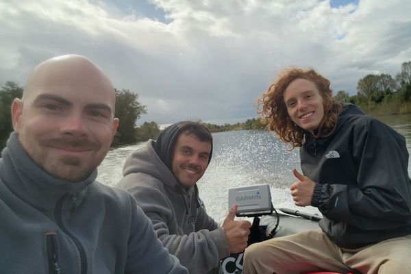 Rémi Ravasio (g.), Hugo Ferreira (c.) et le jeune campeur autrichien (d.), samedi 28 septembre sur la Loire à proximité de Nevers (Nièvre).