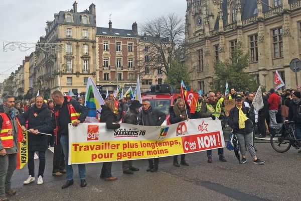 Départ du cortège rue Jeanne d'Arc à Rouen le samedi 7 décembre 2019 un peu a^près 11h