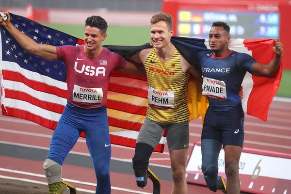 Dimitri Pavadé (à droite), médaillé d'argent, aux côtés de l'Allemand Markus Rehm (champion olympique) et de Trenten Merrill (USA), médaille de bronze. Le Français est devenu vice-champion olympique lors du concours de saut en longueur T64 aux J.O Paralympiques de Tokyo, ce mercredi 1er septembre 2021.