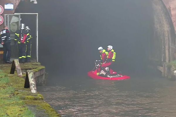 Incendie sur un bateau de tourisme dans le tunnel d'Arzviller, cinquante pompiers mobilisés pour un exercice inédit